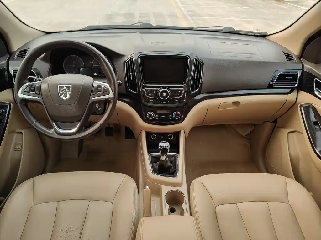 Baojun 730 1.5 L Manual Luxury Navigation ESP 7-seat
