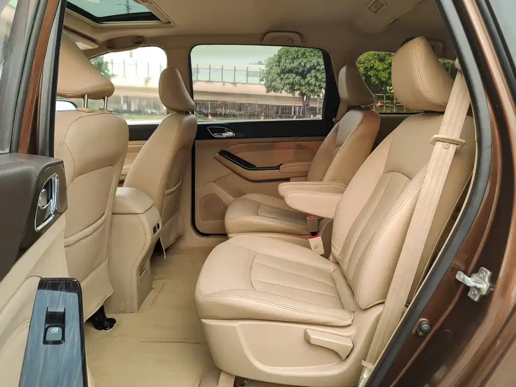 Baojun 730 1.5 L Manual Luxury Navigation ESP 7-seat