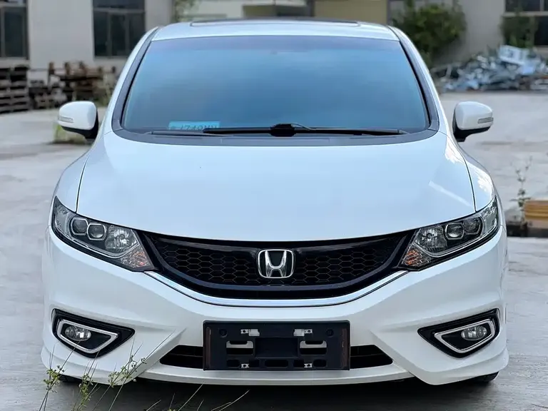 Honda Jade 210 TURBO CVT Style 5-seat