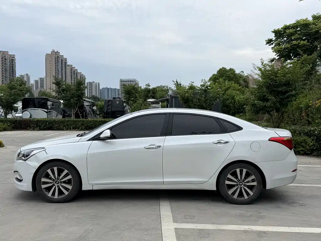 Mistra 1.8 L Auto Distinguished DLX