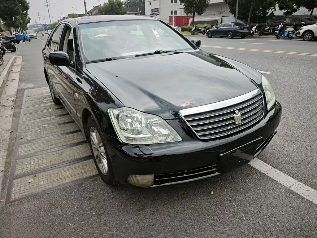 Crown 3.0 L Royal Saloon