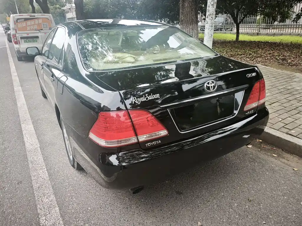 Crown 3.0 L Royal Saloon