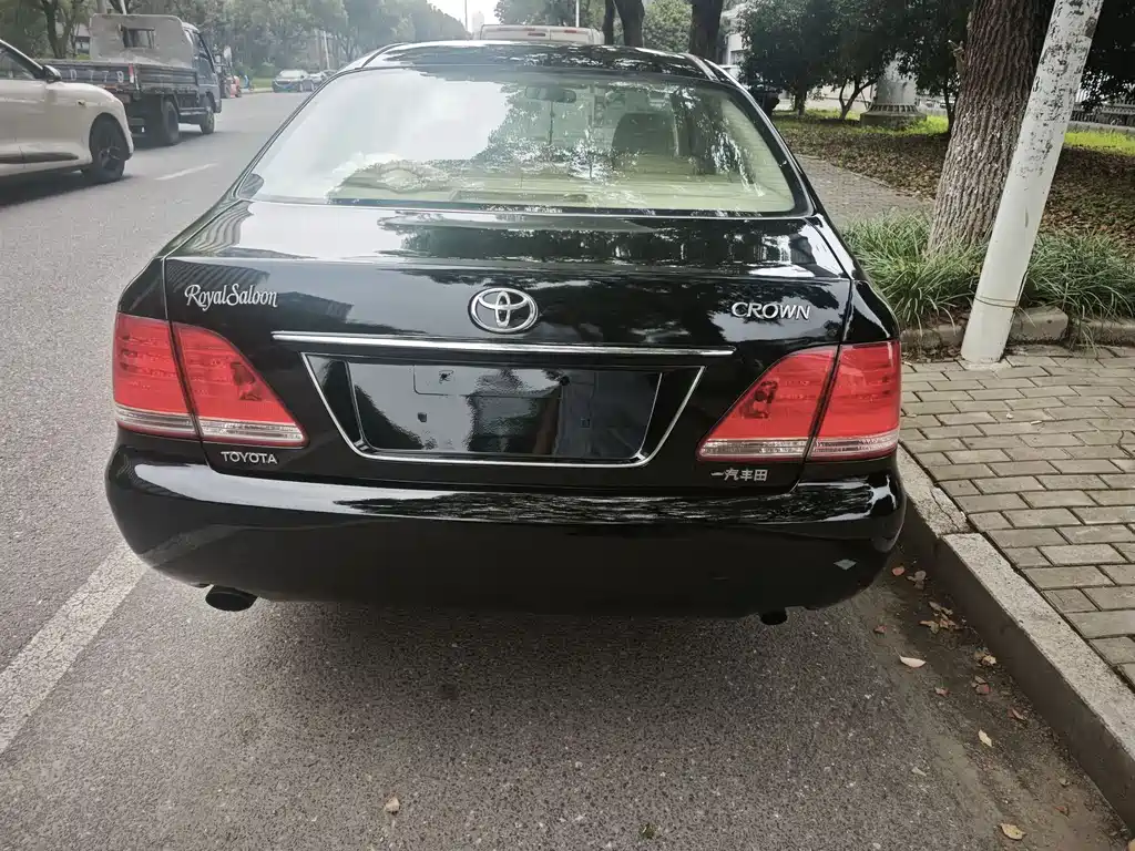 Crown 3.0 L Royal Saloon