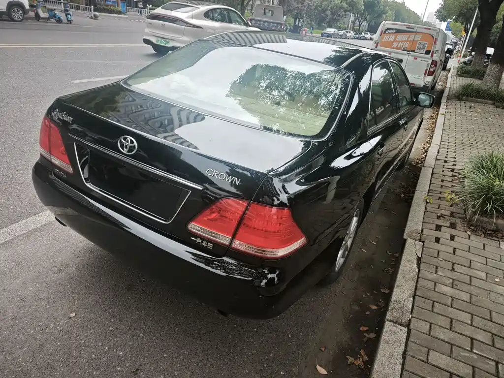 Crown 3.0 L Royal Saloon