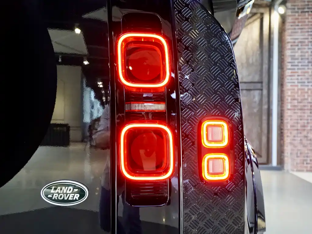 Land Rover Defender Facelift 110 3.0 T P400 Dark Special Edition