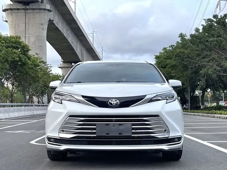 Toyota Sienna 2.5 L Hybrid Platinum