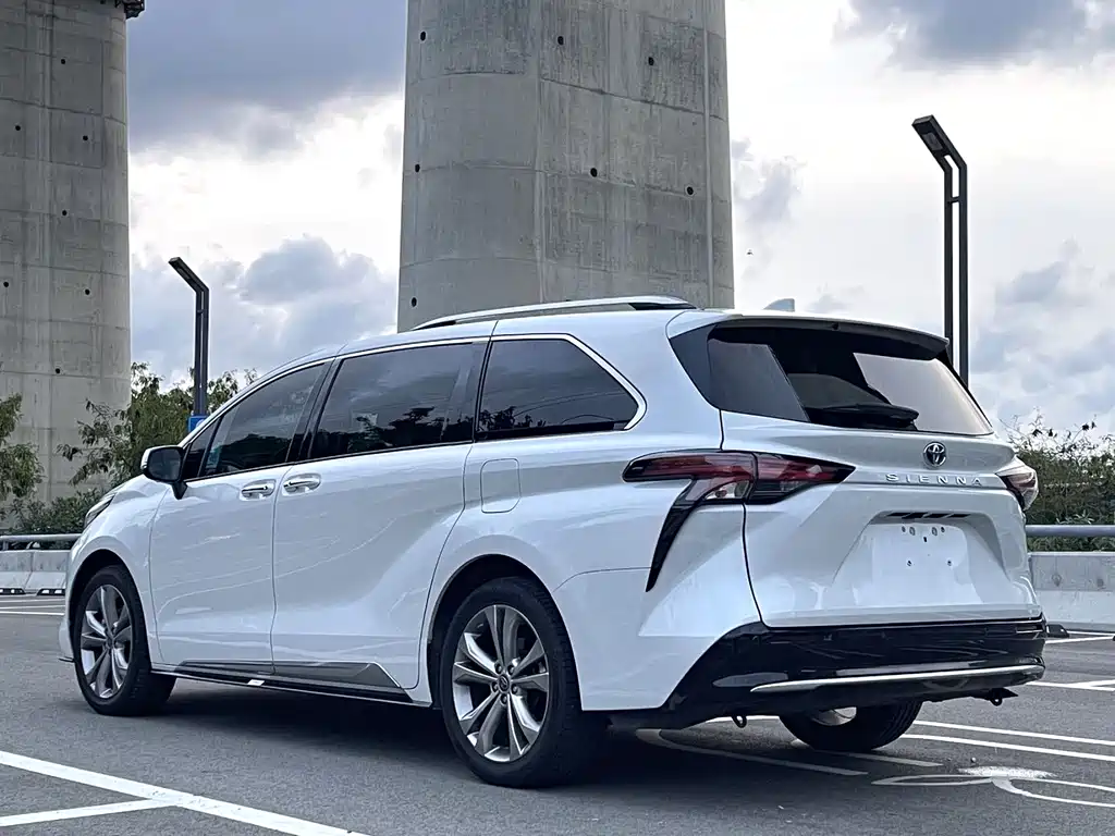 Sienna 2.5 L Hybrid Platinum