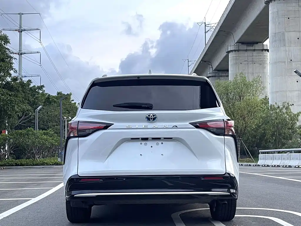 Sienna 2.5 L Hybrid Platinum