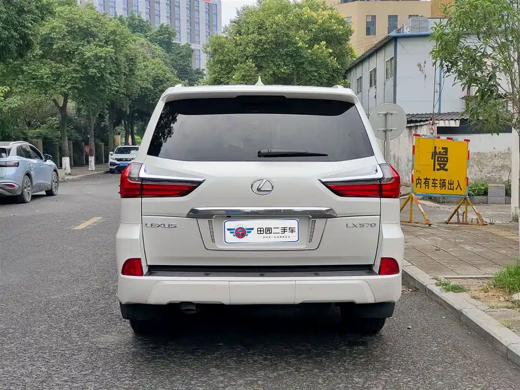 Lexus LX 570 Dynamic Luxury
