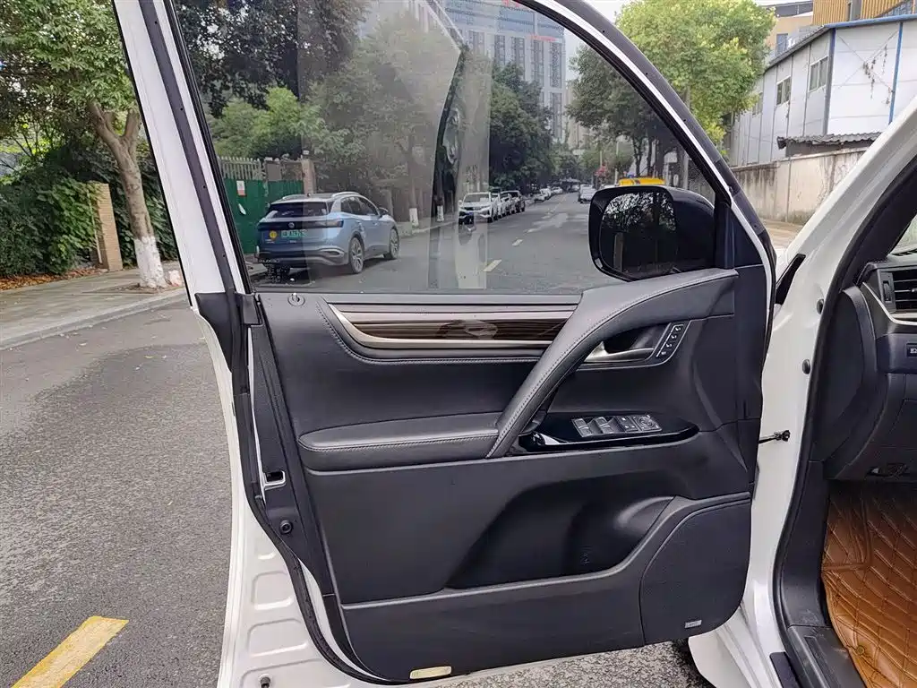 Lexus LX 570 Dynamic Luxury