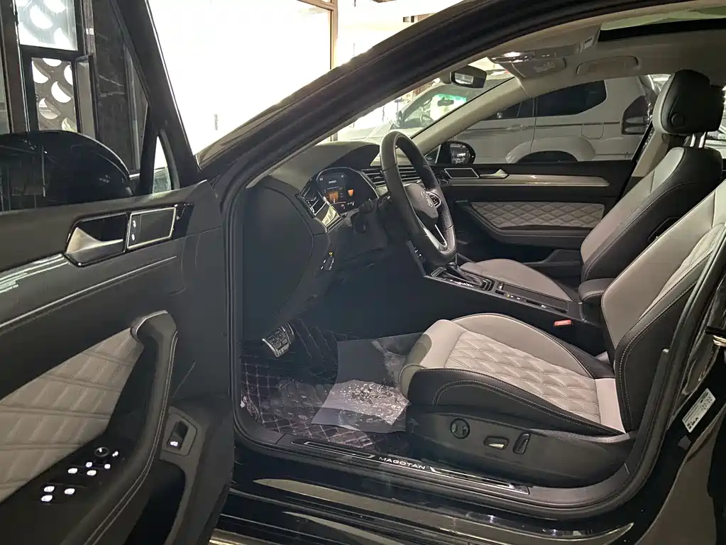 Magotan 200 10 K Commemorative 280 TSI DSG Leading