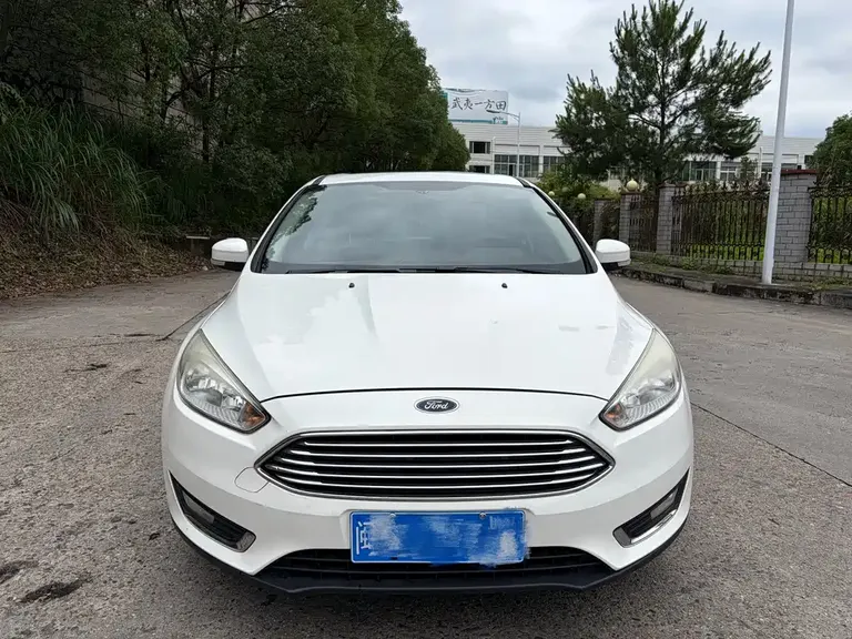 Ford Focus Sedan 1.6 L Manual Style Smart Travel