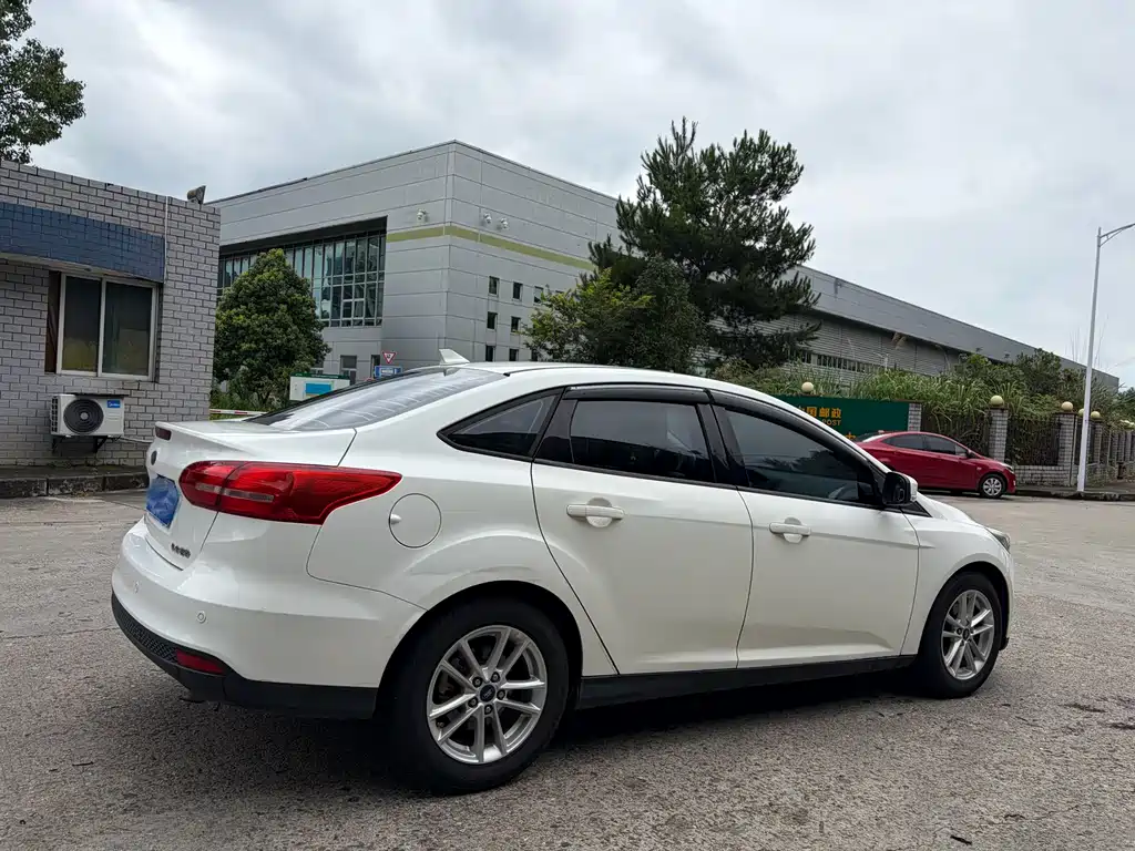 Focus Sedan 1.6 L Manual Style Smart Travel