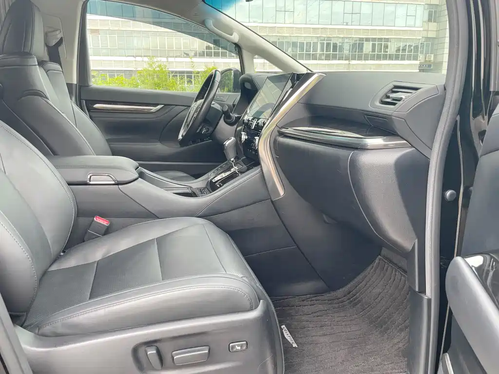 Vellfire Crown Dual Engine 2.5 L HV Luxury
