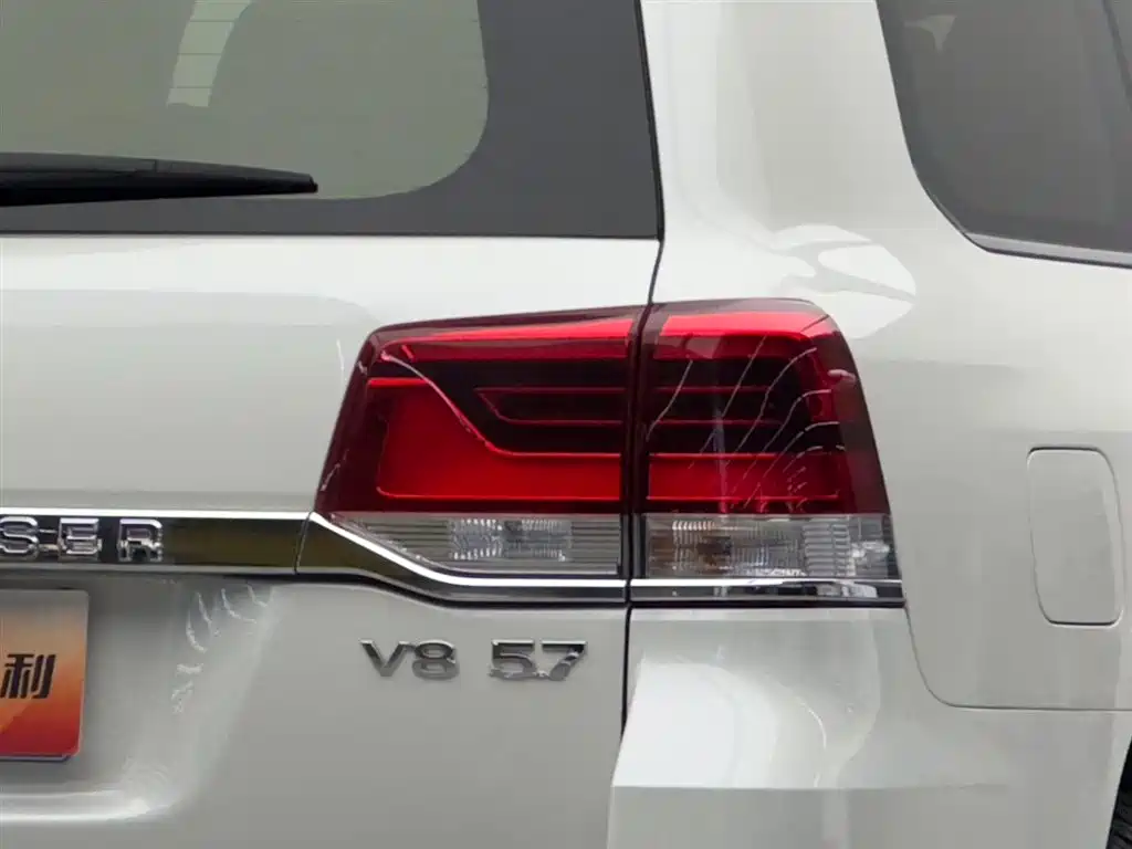 Land Cruiser (Import) 5.7 L Middle East