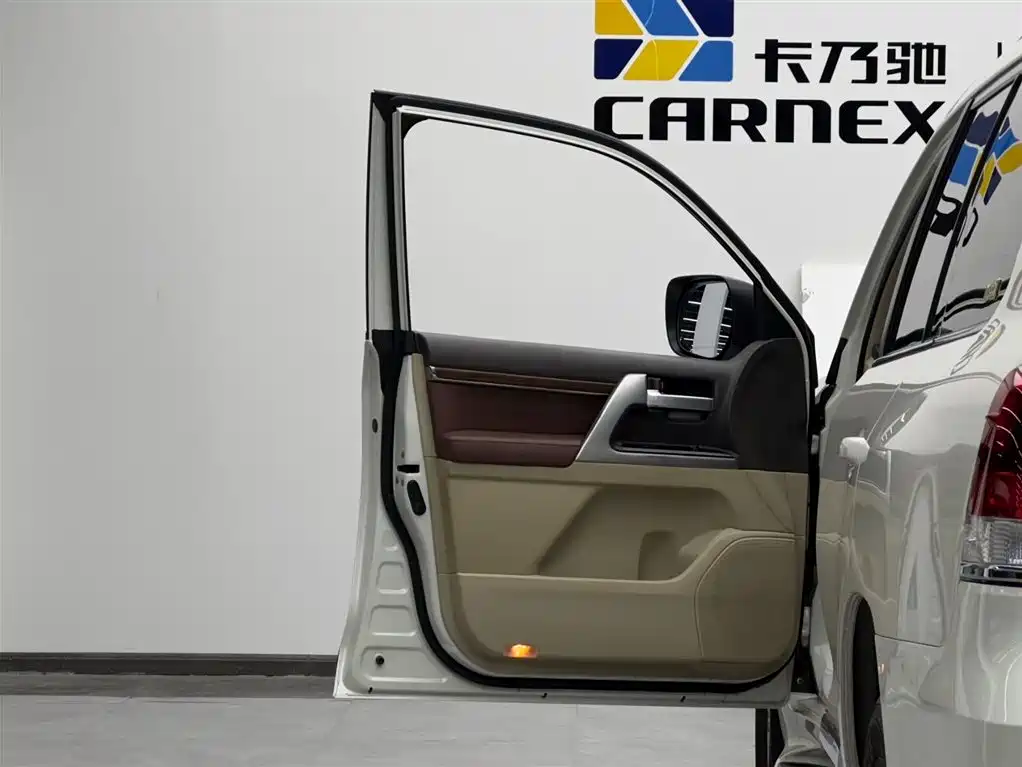 Land Cruiser (Import) 5.7 L Middle East