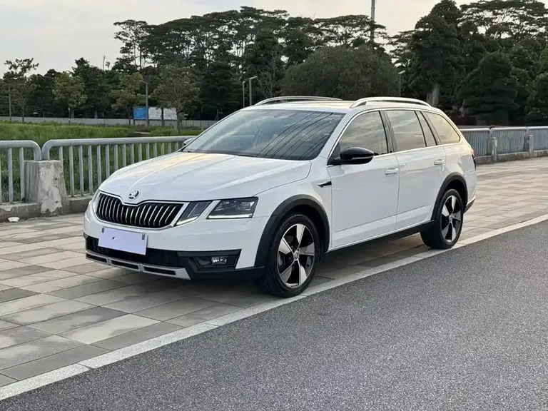 Skoda Octavia Wagon TSI280 DSG Luxury CN-VI