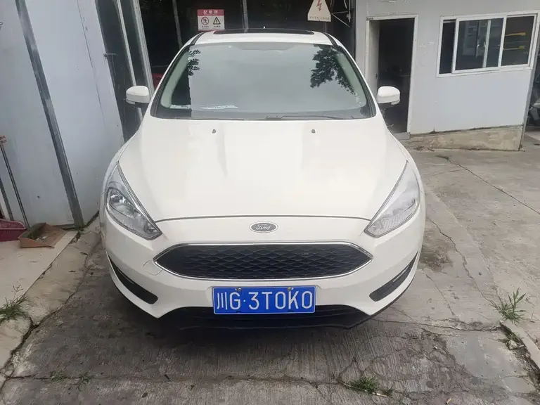 Ford Focus Hatchback Classic 1.6 L Auto Style Smart Travel