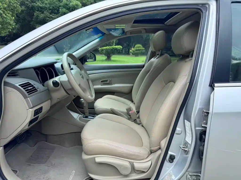 Sylphy Classic 1.6 XE Auto Leading