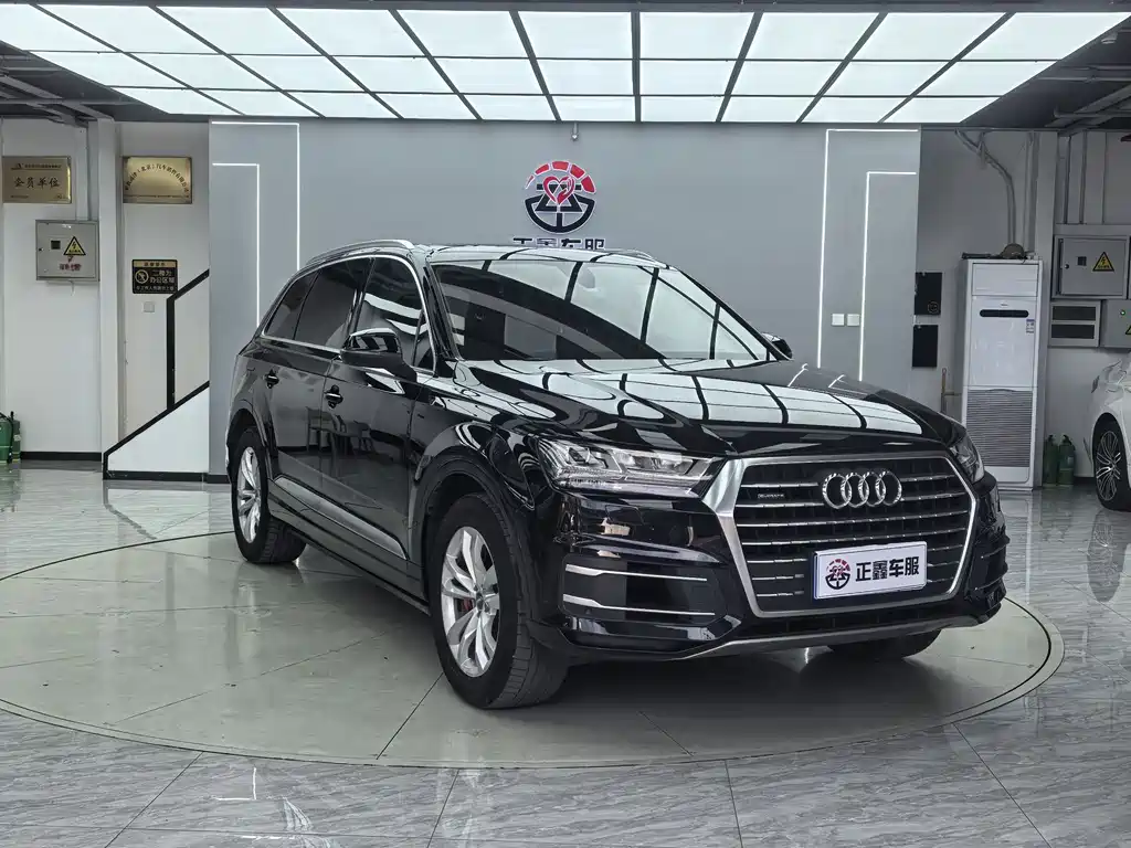 Audi Q7 45 TFSI Tech