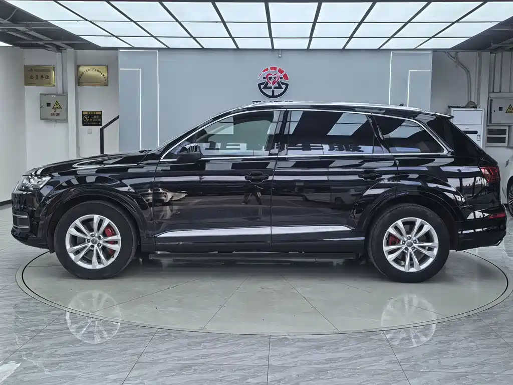 Audi Q7 45 TFSI Tech