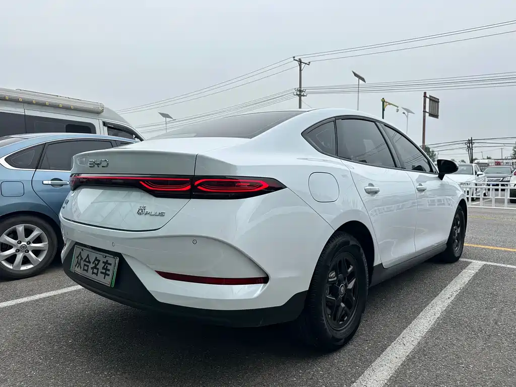 Qin PLUS DM-i Smart Drive 55 KM Leading