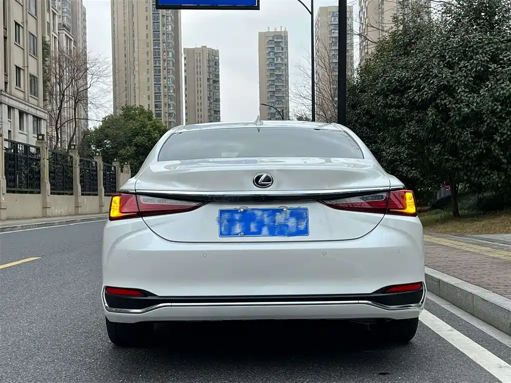 Lexus ES 200 Premium Enjoyment