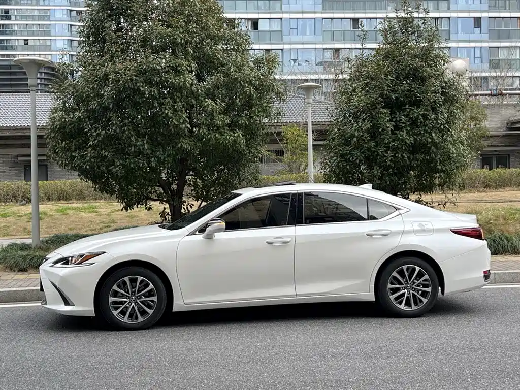 Lexus ES 200 Premium Enjoyment