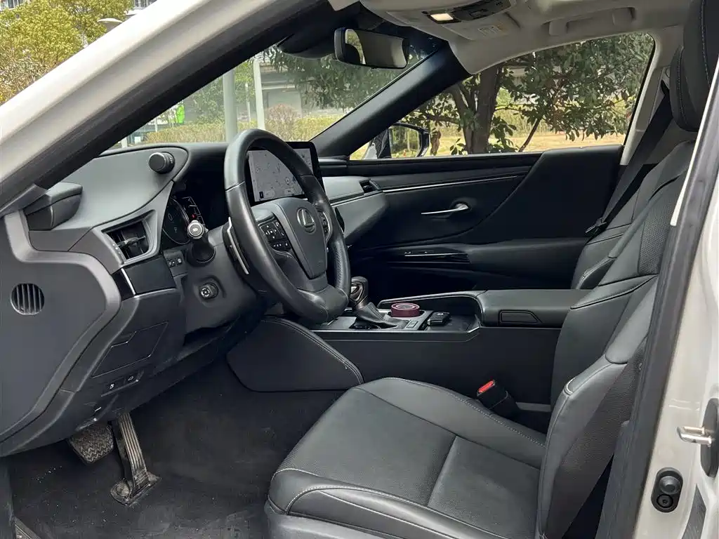 Lexus ES 200 Premium Enjoyment