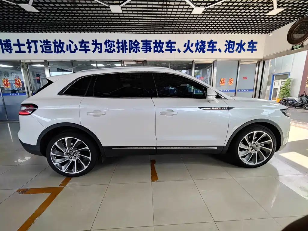 Nautilus Facelift 2.7 T 4 WD Honor Shine