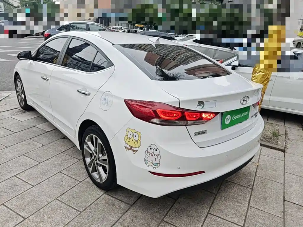 Elantra 1.6 L Auto Smart Dazzle · Luxury