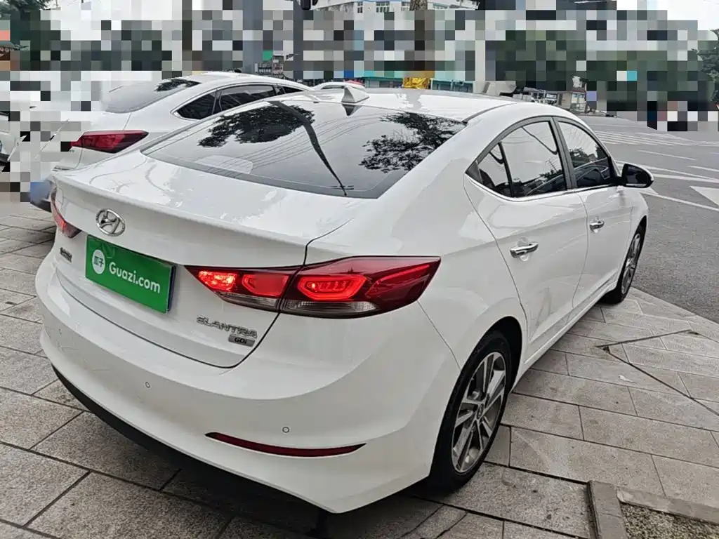 Elantra 1.6 L Auto Smart Dazzle · Luxury