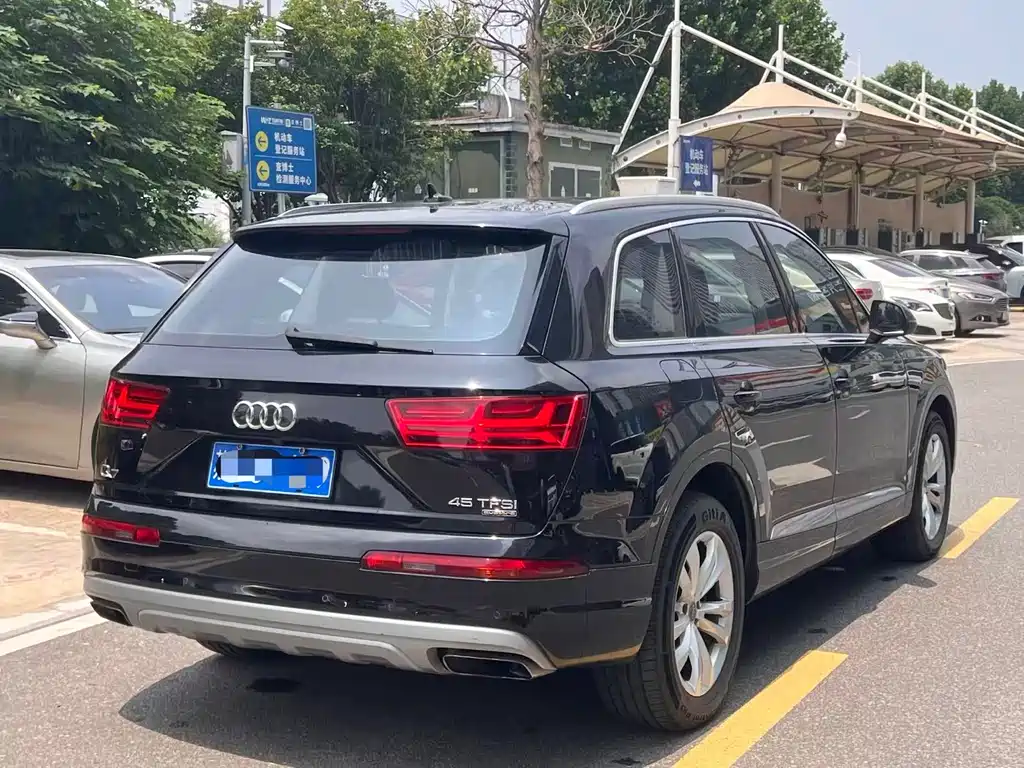 Audi Q7 45 TFSI Tech