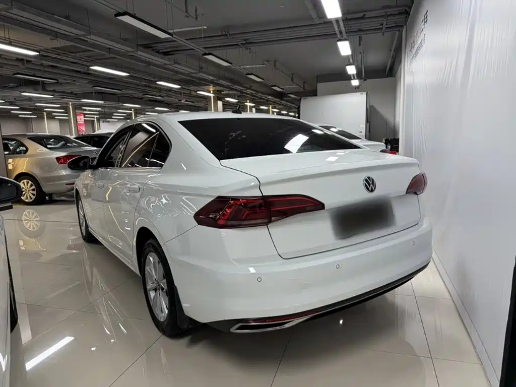 Bora 1.5 L Auto Elite Connected