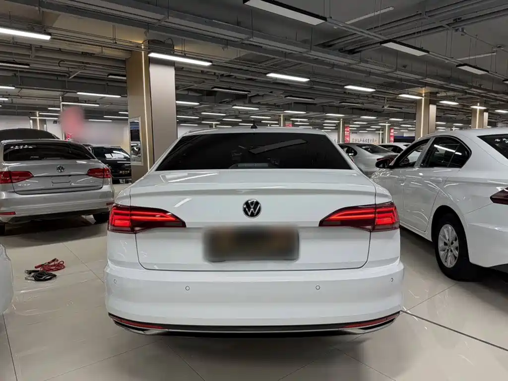 Bora 1.5 L Auto Elite Connected