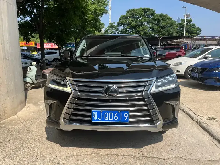 Lexus LX 570 Distinguished Luxury