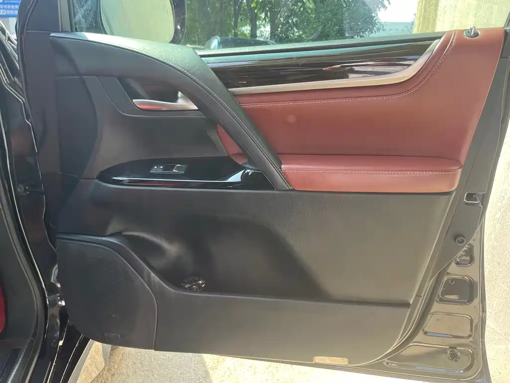 Lexus LX 570 Distinguished Luxury