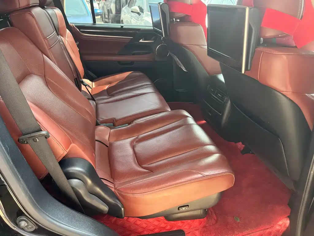 Lexus LX 570 Distinguished Luxury
