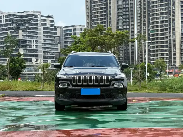 Jeep Cherokee 2.4 L Leading