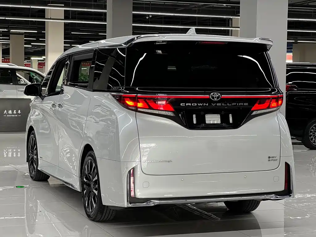 Vellfire Crown Dual Engine 2.5 L Supreme Executive