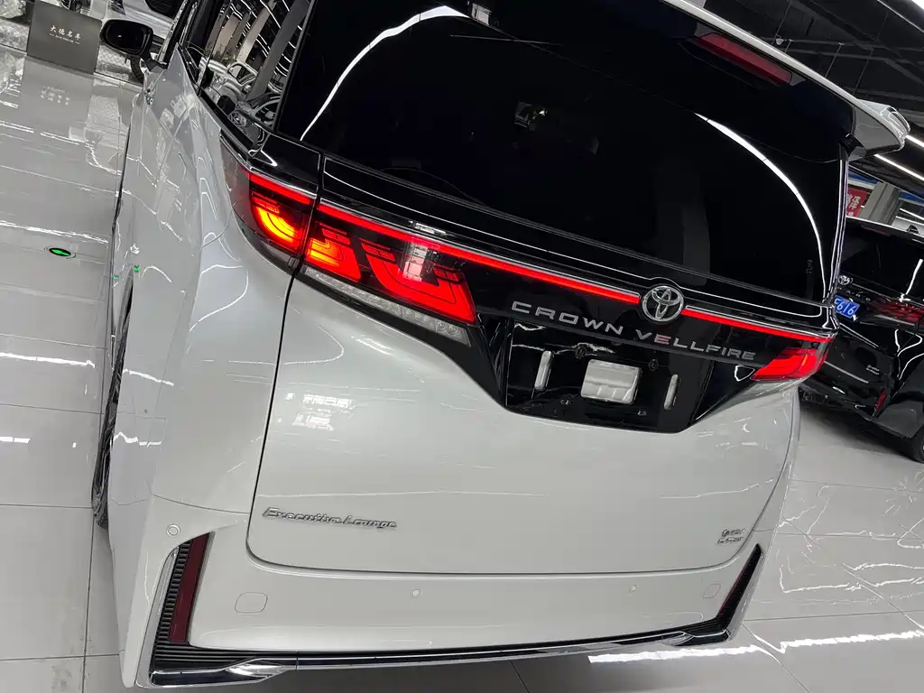 Vellfire Crown Dual Engine 2.5 L Supreme Executive
