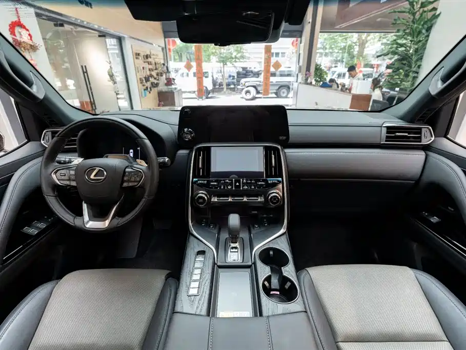 Lexus LX 700 h OVERTRAIL