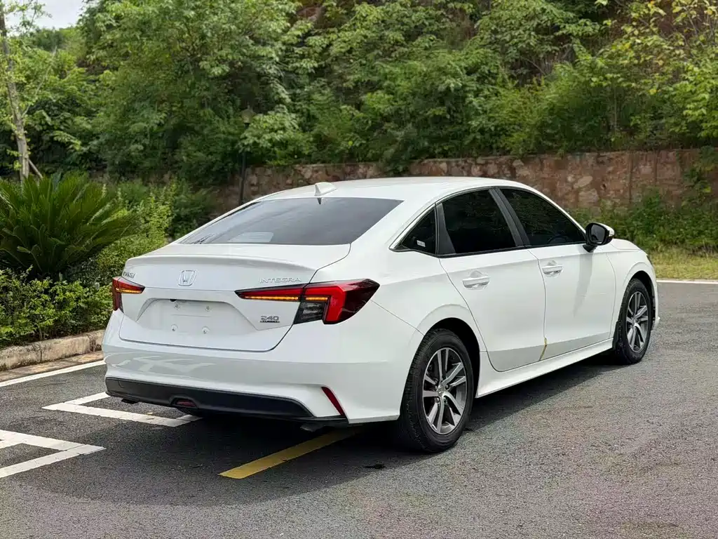 Integra 240 TURBO CVT Tech