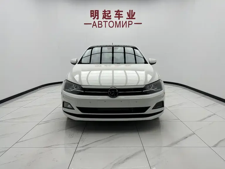 Volkswagen Polo Plus 1.5 L Auto Colorful Tech