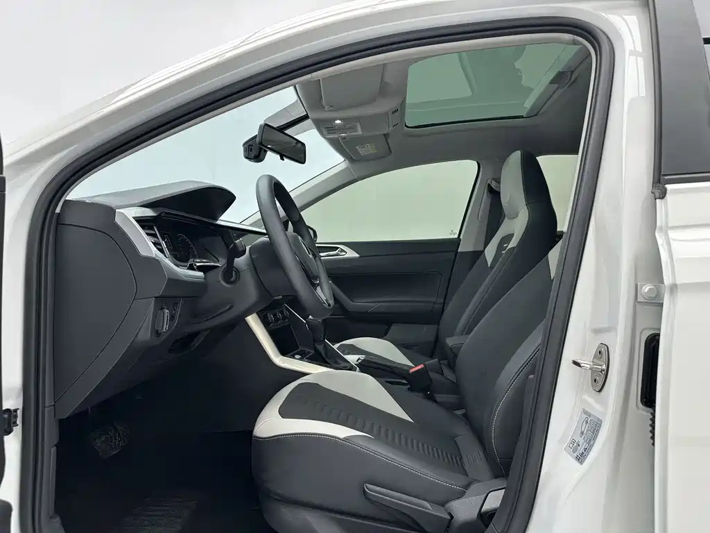 Polo Plus 1.5 L Auto Colorful Tech