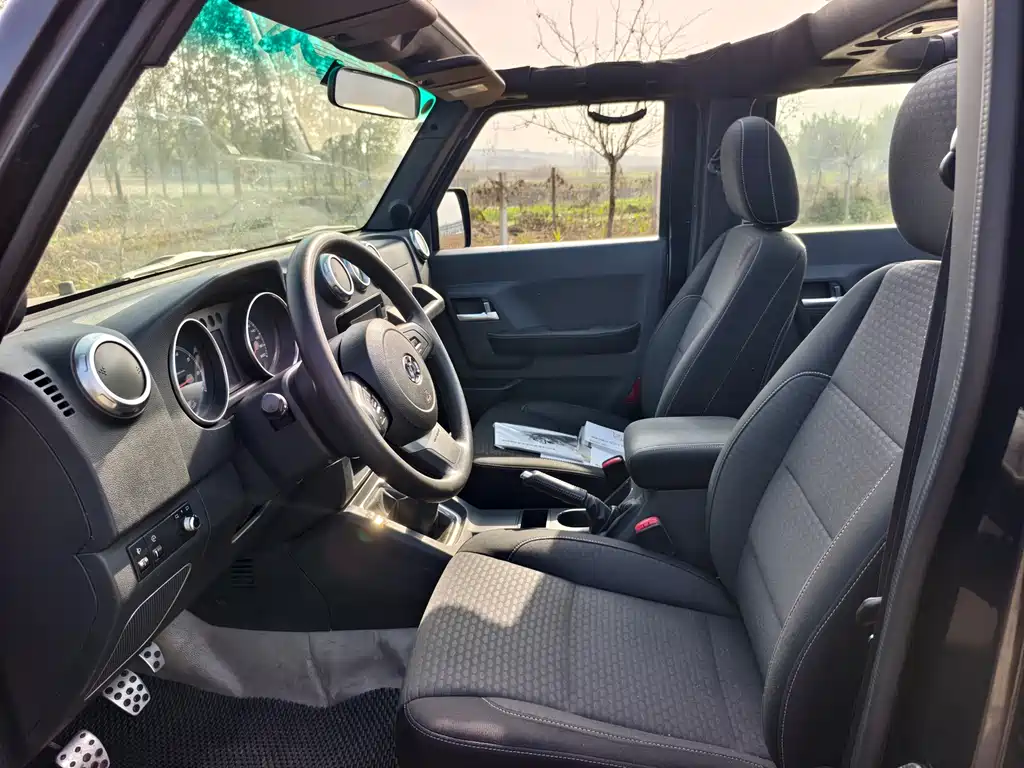 BAIC BJ40 40 L 2.0 T Manual 2 WD Luxury