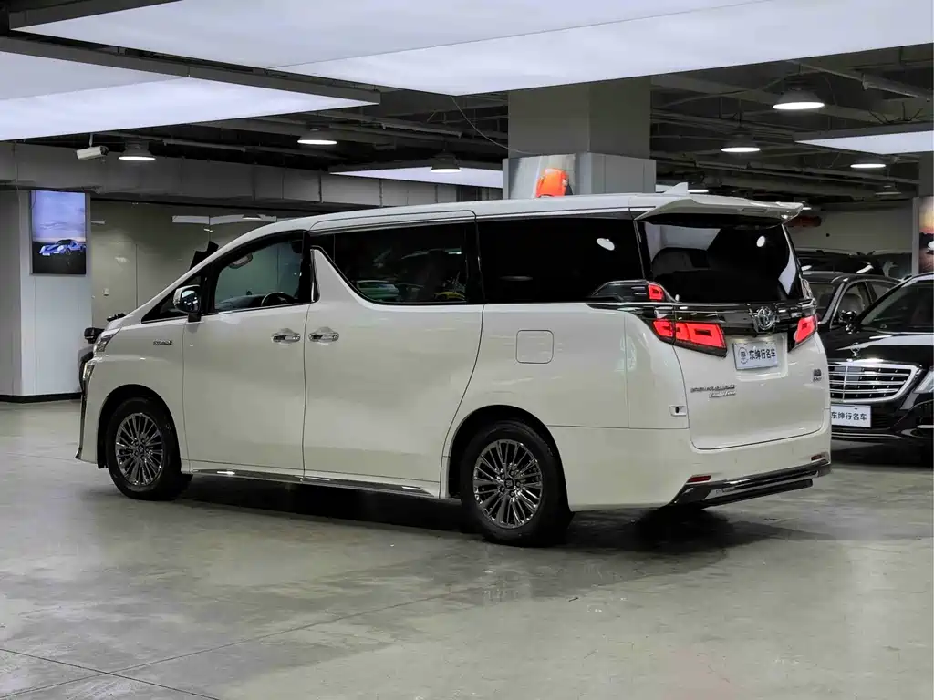Vellfire Crown Dual Engine 2.5 L HV Distinguished