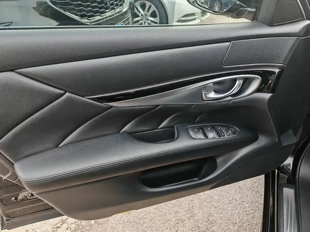 Infiniti Q70 Q70 L 2.5 L Elite