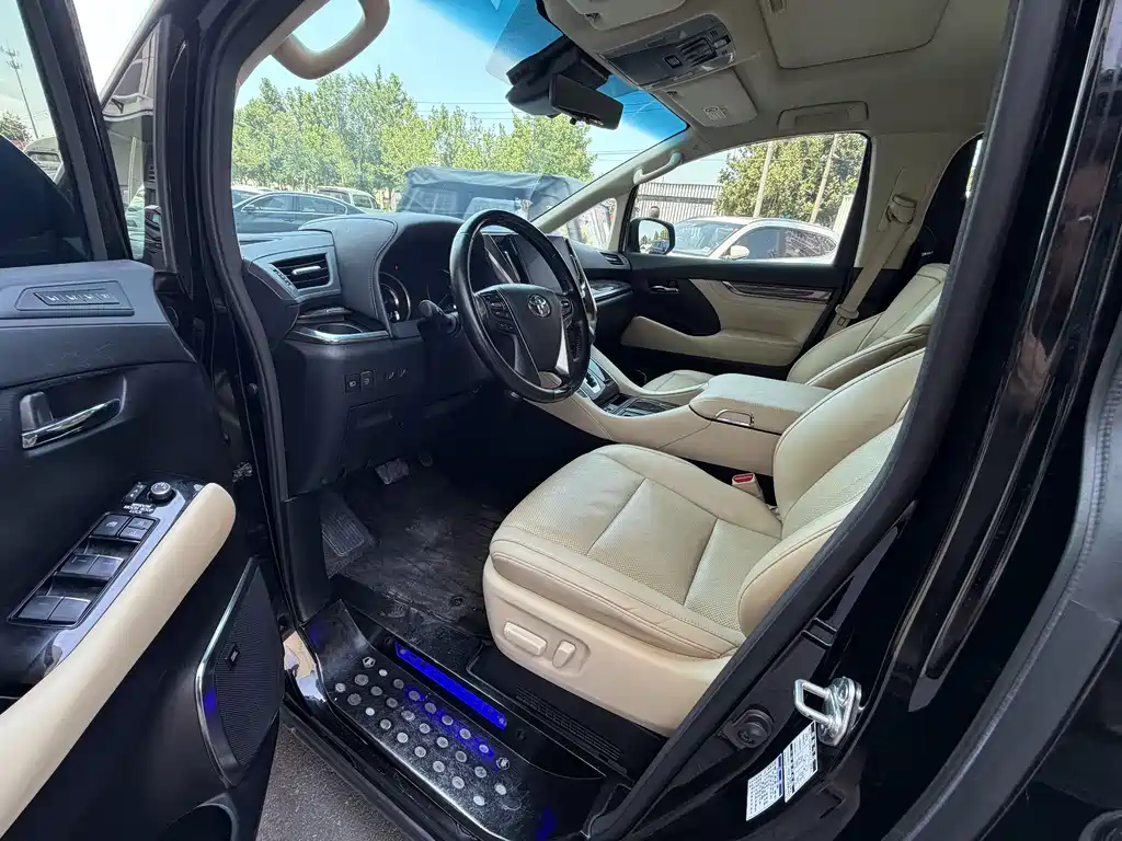 Vellfire Crown Dual Engine 2.5 L HV Distinguished