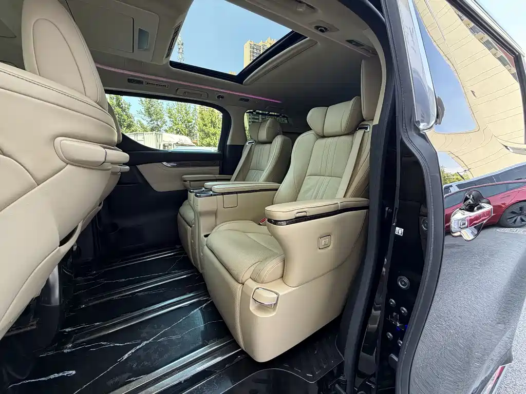Vellfire Crown Dual Engine 2.5 L HV Distinguished